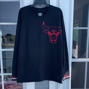 Express Chicago Bulls - Black Long Sleeve Tee with Applique
size L